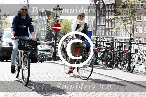 Amsterdam 19 april 2016
Anouk Smulders en Tom Sebastian op de fiets in Amsterdam.
