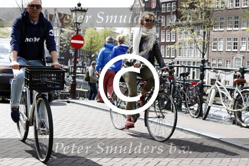 Amsterdam 19 april 2016
Anouk Smulders en Tom Sebastian op de fiets in Amsterdam.