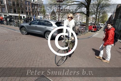 Amsterdam 19 april 2016
Anouk Smulders en Tom Sebastian op de fiets in Amsterdam.