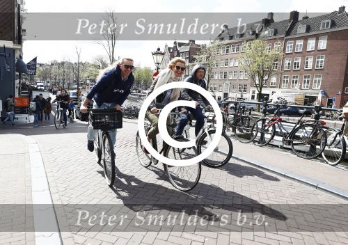 Amsterdam 19 april 2016
Anouk Smulders en Tom Sebastian op de fiets in Amsterdam.