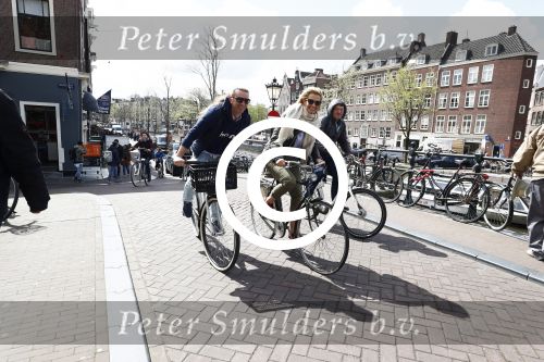 Amsterdam 19 april 2016
Anouk Smulders en Tom Sebastian op de fiets in Amsterdam.