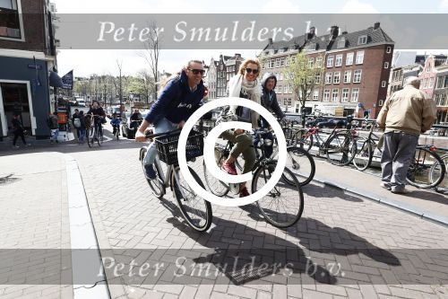 Amsterdam 19 april 2016
Anouk Smulders en Tom Sebastian op de fiets in Amsterdam.