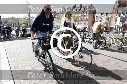Amsterdam 19 april 2016
Anouk Smulders en Tom Sebastian op de fiets in Amsterdam.
