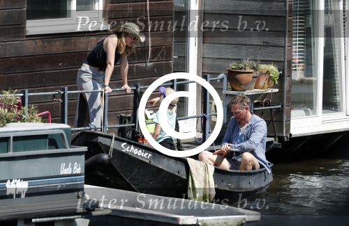 Amsterdam 7 mei 2016 
Barry Atsma en Noortje Herlaar gaan varen samen met Barry zijn kinderen. Ze varen vanaf haar woonboot de amstel op.