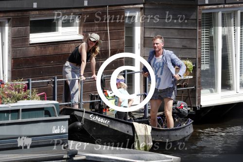 Amsterdam 7 mei 2016 
Barry Atsma en Noortje Herlaar gaan varen samen met Barry zijn kinderen. Ze varen vanaf haar woonboot de amstel op.