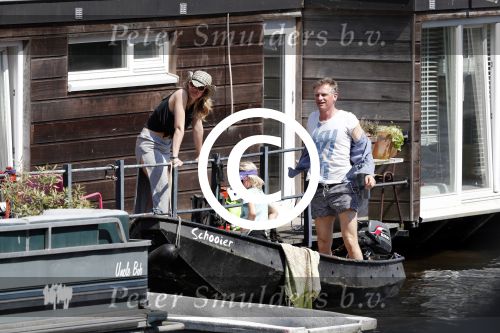 Amsterdam 7 mei 2016 
Barry Atsma en Noortje Herlaar gaan varen samen met Barry zijn kinderen. Ze varen vanaf haar woonboot de amstel op.