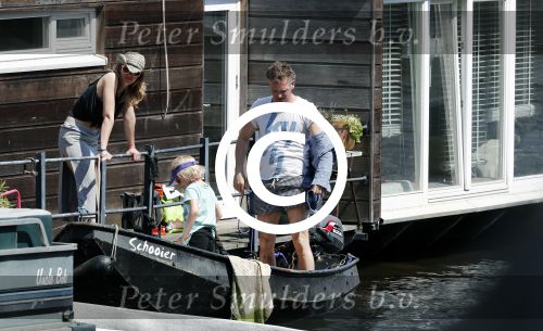 Amsterdam 7 mei 2016 
Barry Atsma en Noortje Herlaar gaan varen samen met Barry zijn kinderen. Ze varen vanaf haar woonboot de amstel op.