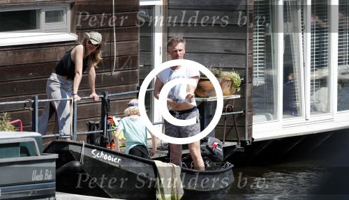 Amsterdam 7 mei 2016 
Barry Atsma en Noortje Herlaar gaan varen samen met Barry zijn kinderen. Ze varen vanaf haar woonboot de amstel op.