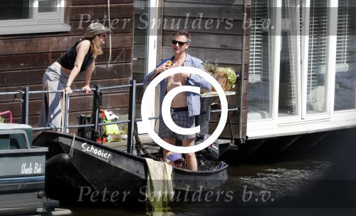 Amsterdam 7 mei 2016 
Barry Atsma en Noortje Herlaar gaan varen samen met Barry zijn kinderen. Ze varen vanaf haar woonboot de amstel op.