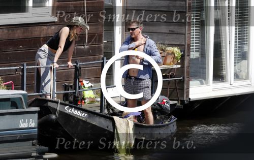 Amsterdam 7 mei 2016 
Barry Atsma en Noortje Herlaar gaan varen samen met Barry zijn kinderen. Ze varen vanaf haar woonboot de amstel op.
