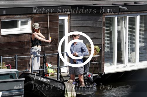 Amsterdam 7 mei 2016 
Barry Atsma en Noortje Herlaar gaan varen samen met Barry zijn kinderen. Ze varen vanaf haar woonboot de amstel op.