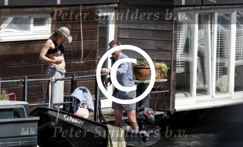 Amsterdam 7 mei 2016 
Barry Atsma en Noortje Herlaar gaan varen samen met Barry zijn kinderen. Ze varen vanaf haar woonboot de amstel op.