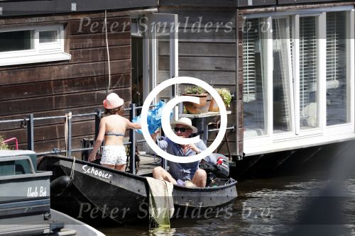 Amsterdam 7 mei 2016 
Barry Atsma en Noortje Herlaar gaan varen samen met Barry zijn kinderen. Ze varen vanaf haar woonboot de amstel op.