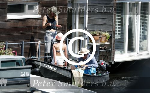 Amsterdam 7 mei 2016 
Barry Atsma en Noortje Herlaar gaan varen samen met Barry zijn kinderen. Ze varen vanaf haar woonboot de amstel op.