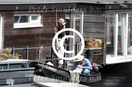 Amsterdam 7 mei 2016 
Barry Atsma en Noortje Herlaar gaan varen samen met Barry zijn kinderen. Ze varen vanaf haar woonboot de amstel op.