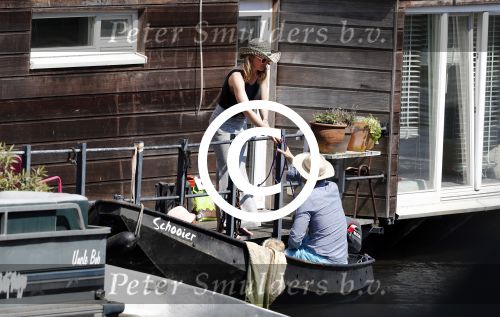 Amsterdam 7 mei 2016 
Barry Atsma en Noortje Herlaar gaan varen samen met Barry zijn kinderen. Ze varen vanaf haar woonboot de amstel op.