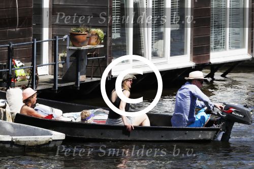 Amsterdam 7 mei 2016 
Barry Atsma en Noortje Herlaar gaan varen samen met Barry zijn kinderen. Ze varen vanaf haar woonboot de amstel op.