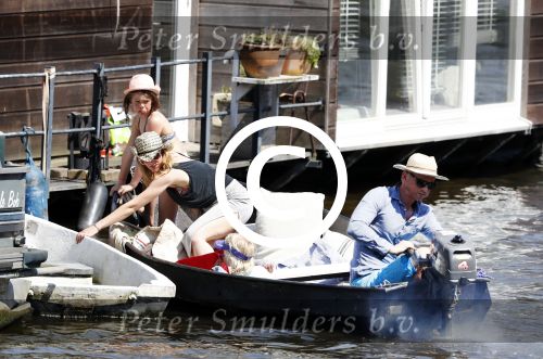 Amsterdam 7 mei 2016 
Barry Atsma en Noortje Herlaar gaan varen samen met Barry zijn kinderen. Ze varen vanaf haar woonboot de amstel op.