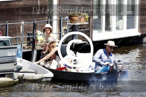 Amsterdam 7 mei 2016 
Barry Atsma en Noortje Herlaar gaan varen samen met Barry zijn kinderen. Ze varen vanaf haar woonboot de amstel op.