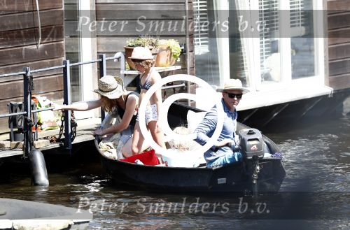 Amsterdam 7 mei 2016 
Barry Atsma en Noortje Herlaar gaan varen samen met Barry zijn kinderen. Ze varen vanaf haar woonboot de amstel op.