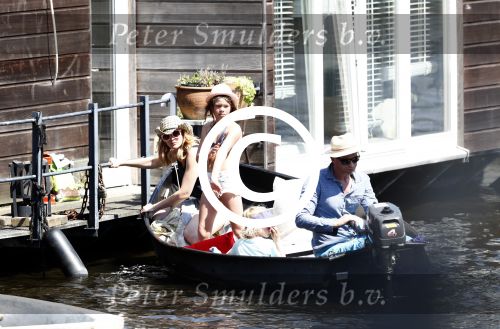 Amsterdam 7 mei 2016 
Barry Atsma en Noortje Herlaar gaan varen samen met Barry zijn kinderen. Ze varen vanaf haar woonboot de amstel op.
