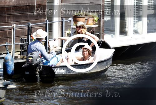 Amsterdam 7 mei 2016 
Barry Atsma en Noortje Herlaar gaan varen samen met Barry zijn kinderen. Ze varen vanaf haar woonboot de amstel op.