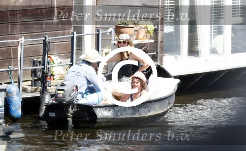 Amsterdam 7 mei 2016 
Barry Atsma en Noortje Herlaar gaan varen samen met Barry zijn kinderen. Ze varen vanaf haar woonboot de amstel op.