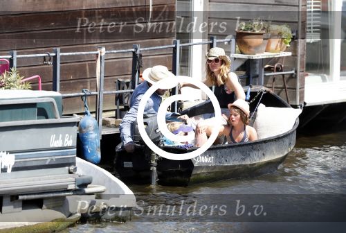 Amsterdam 7 mei 2016 
Barry Atsma en Noortje Herlaar gaan varen samen met Barry zijn kinderen. Ze varen vanaf haar woonboot de amstel op.