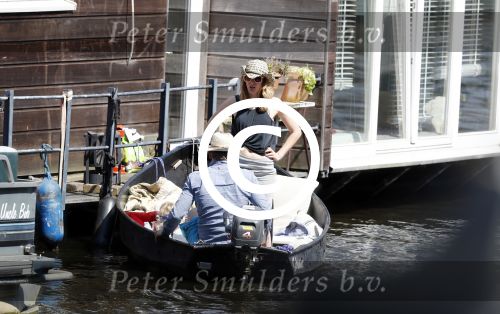 Amsterdam 7 mei 2016 
Barry Atsma en Noortje Herlaar gaan varen samen met Barry zijn kinderen. Ze varen vanaf haar woonboot de amstel op.