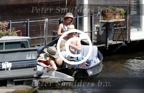 Amsterdam 7 mei 2016 
Barry Atsma en Noortje Herlaar gaan varen samen met Barry zijn kinderen. Ze varen vanaf haar woonboot de amstel op.