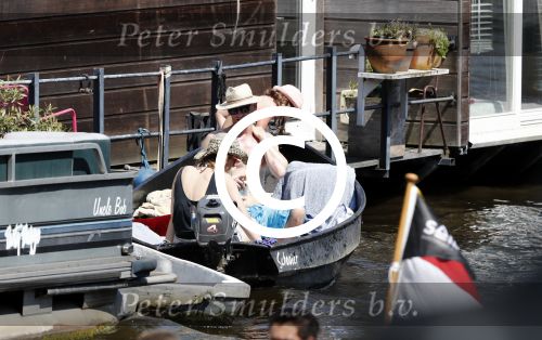 Amsterdam 7 mei 2016 
Barry Atsma en Noortje Herlaar gaan varen samen met Barry zijn kinderen. Ze varen vanaf haar woonboot de amstel op.