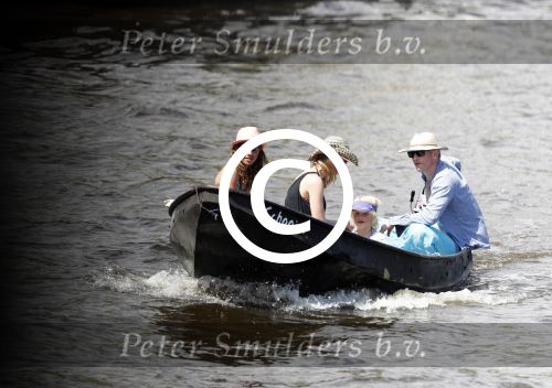 Amsterdam 7 mei 2016 
Barry Atsma en Noortje Herlaar gaan varen samen met Barry zijn kinderen. Ze varen vanaf haar woonboot de amstel op.