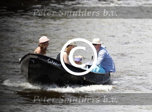 Amsterdam 7 mei 2016 
Barry Atsma en Noortje Herlaar gaan varen samen met Barry zijn kinderen. Ze varen vanaf haar woonboot de amstel op.