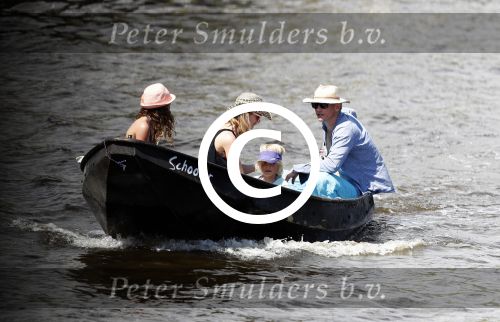 Amsterdam 7 mei 2016 
Barry Atsma en Noortje Herlaar gaan varen samen met Barry zijn kinderen. Ze varen vanaf haar woonboot de amstel op.