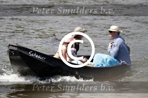 Amsterdam 7 mei 2016 
Barry Atsma en Noortje Herlaar gaan varen samen met Barry zijn kinderen. Ze varen vanaf haar woonboot de amstel op.