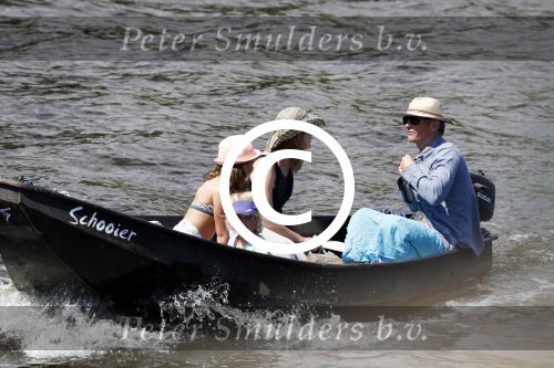 Amsterdam 7 mei 2016 
Barry Atsma en Noortje Herlaar gaan varen samen met Barry zijn kinderen. Ze varen vanaf haar woonboot de amstel op.