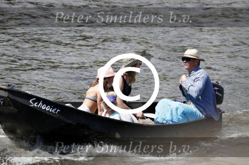Amsterdam 7 mei 2016 
Barry Atsma en Noortje Herlaar gaan varen samen met Barry zijn kinderen. Ze varen vanaf haar woonboot de amstel op.