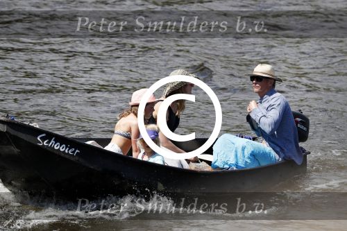 Amsterdam 7 mei 2016 
Barry Atsma en Noortje Herlaar gaan varen samen met Barry zijn kinderen. Ze varen vanaf haar woonboot de amstel op.