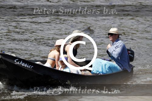 Amsterdam 7 mei 2016 
Barry Atsma en Noortje Herlaar gaan varen samen met Barry zijn kinderen. Ze varen vanaf haar woonboot de amstel op.