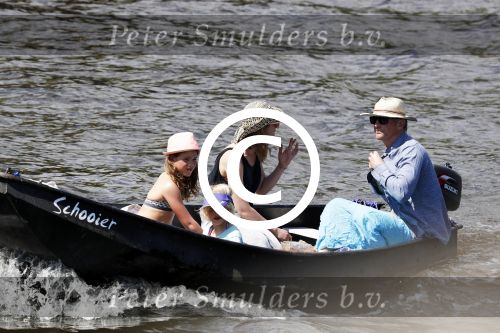 Amsterdam 7 mei 2016 
Barry Atsma en Noortje Herlaar gaan varen samen met Barry zijn kinderen. Ze varen vanaf haar woonboot de amstel op.