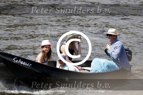 Amsterdam 7 mei 2016 
Barry Atsma en Noortje Herlaar gaan varen samen met Barry zijn kinderen. Ze varen vanaf haar woonboot de amstel op.
