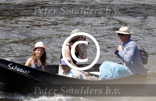 Amsterdam 7 mei 2016 
Barry Atsma en Noortje Herlaar gaan varen samen met Barry zijn kinderen. Ze varen vanaf haar woonboot de amstel op.