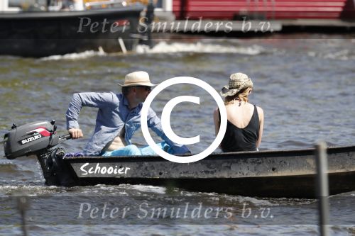Amsterdam 7 mei 2016 
Barry Atsma en Noortje Herlaar gaan varen samen met Barry zijn kinderen. Ze varen vanaf haar woonboot de amstel op.