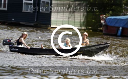 Amsterdam 7 mei 2016 
Barry Atsma en Noortje Herlaar gaan varen samen met Barry zijn kinderen. Ze varen vanaf haar woonboot de amstel op.