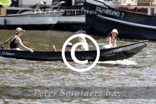 Amsterdam 7 mei 2016 
Barry Atsma en Noortje Herlaar gaan varen samen met Barry zijn kinderen. Ze varen vanaf haar woonboot de amstel op.