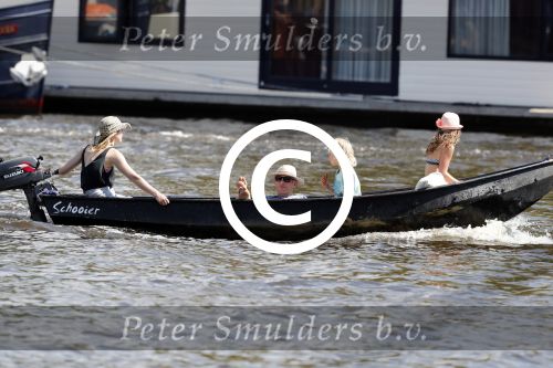 Amsterdam 7 mei 2016 
Barry Atsma en Noortje Herlaar gaan varen samen met Barry zijn kinderen. Ze varen vanaf haar woonboot de amstel op.