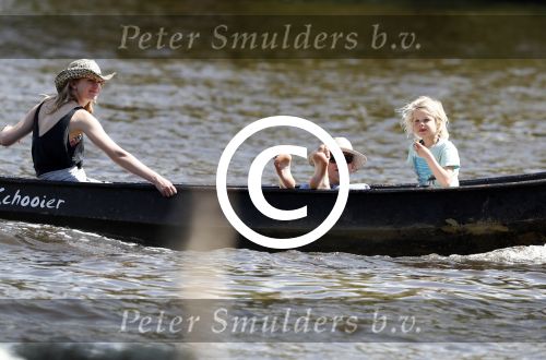 Amsterdam 7 mei 2016 
Barry Atsma en Noortje Herlaar gaan varen samen met Barry zijn kinderen. Ze varen vanaf haar woonboot de amstel op.