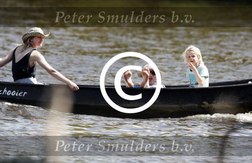 Amsterdam 7 mei 2016 
Barry Atsma en Noortje Herlaar gaan varen samen met Barry zijn kinderen. Ze varen vanaf haar woonboot de amstel op.