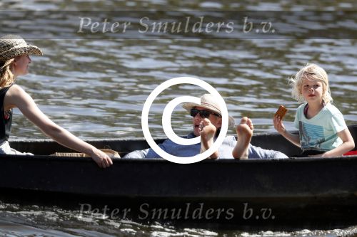 Amsterdam 7 mei 2016 
Barry Atsma en Noortje Herlaar gaan varen samen met Barry zijn kinderen. Ze varen vanaf haar woonboot de amstel op.