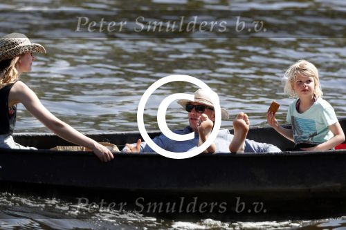 Amsterdam 7 mei 2016 
Barry Atsma en Noortje Herlaar gaan varen samen met Barry zijn kinderen. Ze varen vanaf haar woonboot de amstel op.